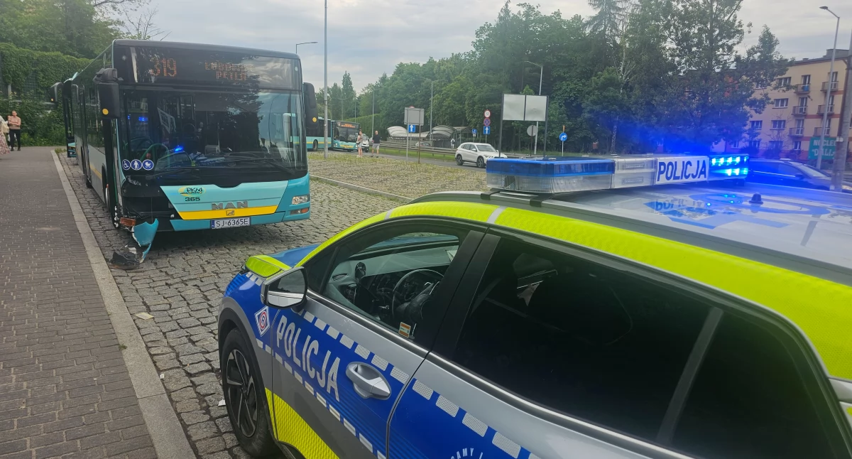 Komunikaty Policja, Kolizja autobusu osobówką Grunwaldzkiej Sprawca ukarany mandatem - zdjęcie, fotografia