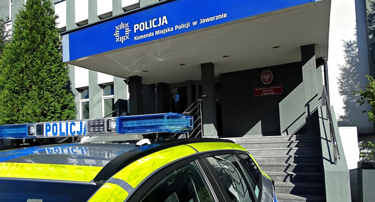 Komunikaty Policja, oddał ręce policji - zdjęcie, fotografia