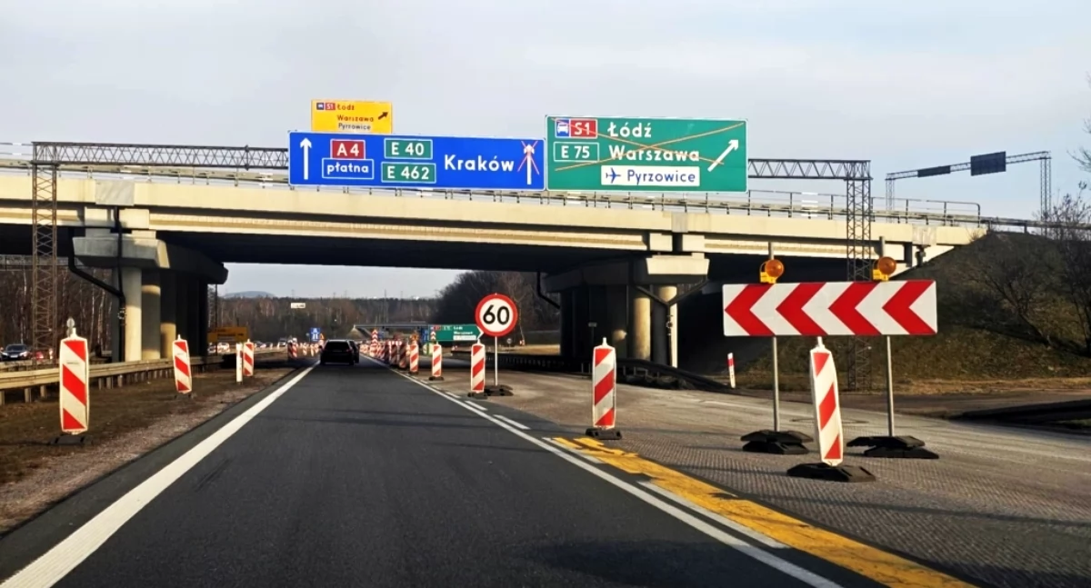 Życie miasta, Nocne przejazdy kolumn pojazdów ponadnormatywnych utrudnienia autostradzie - zdjęcie, fotografia