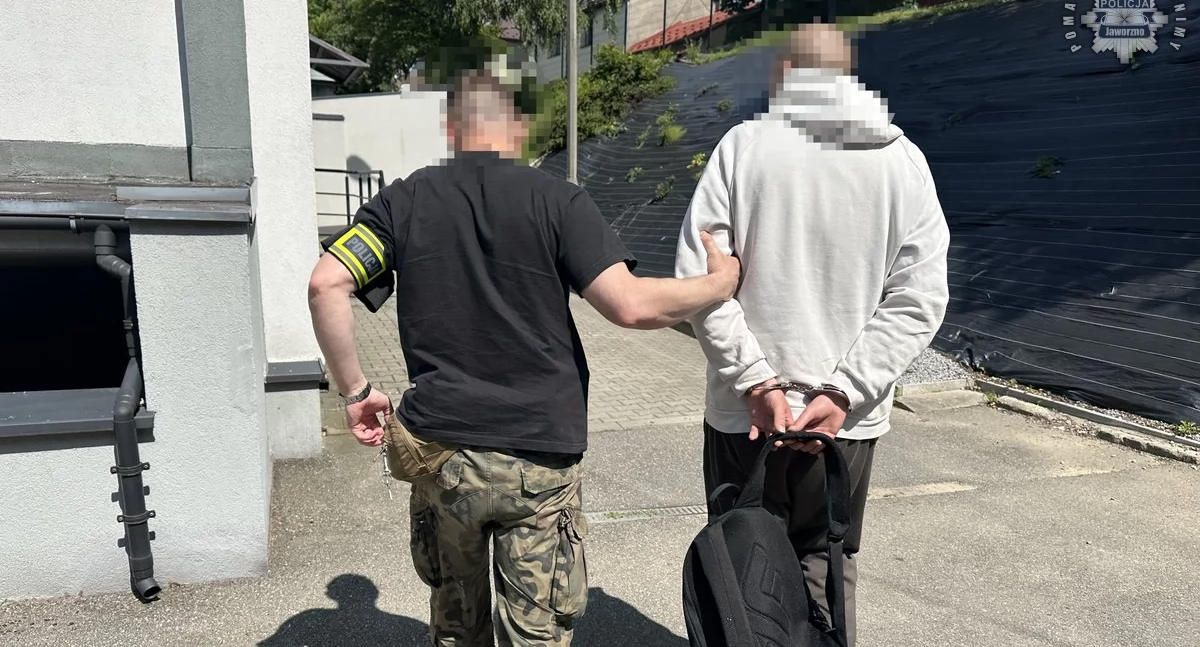 Komunikaty Policja, Podpalił benzyną drzwi sąsiadom groził latek Jaworzna zatrzymany - zdjęcie, fotografia