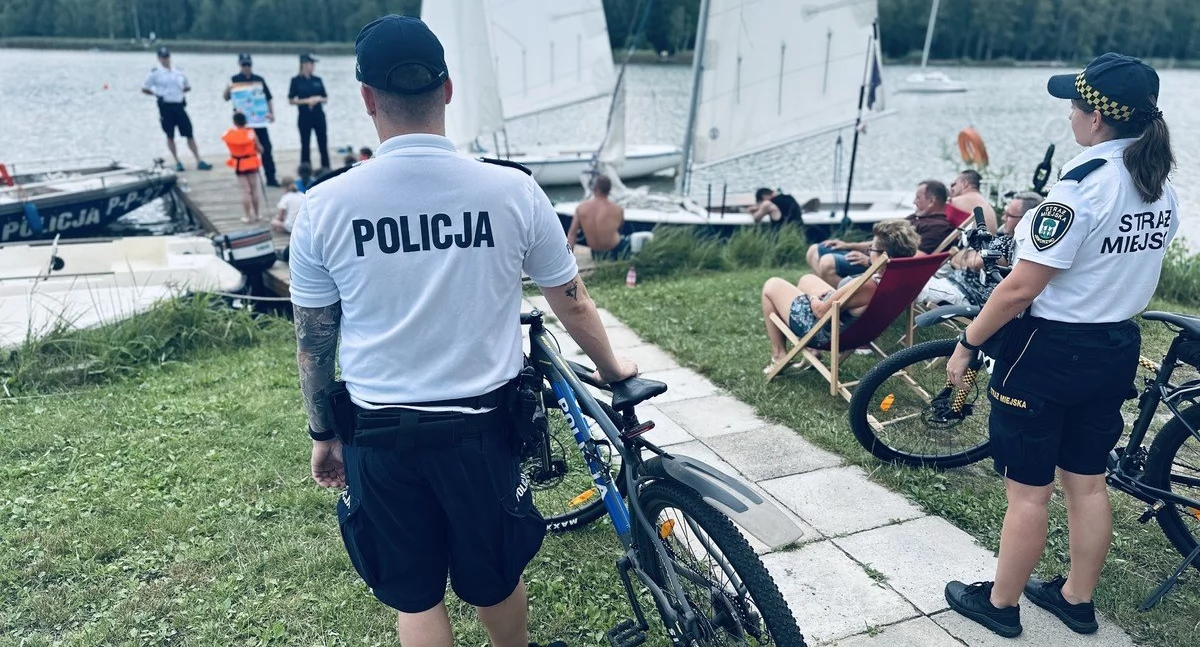 Życie miasta, Rowerowe patrole policji dbają bezpieczeństwo mieszkańców Jaworzna - zdjęcie, fotografia