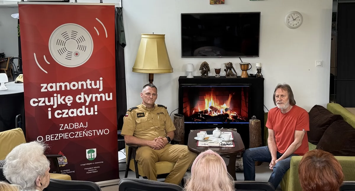 Życie miasta, Strażak radzi seniorom czujnik może uratować życie - zdjęcie, fotografia