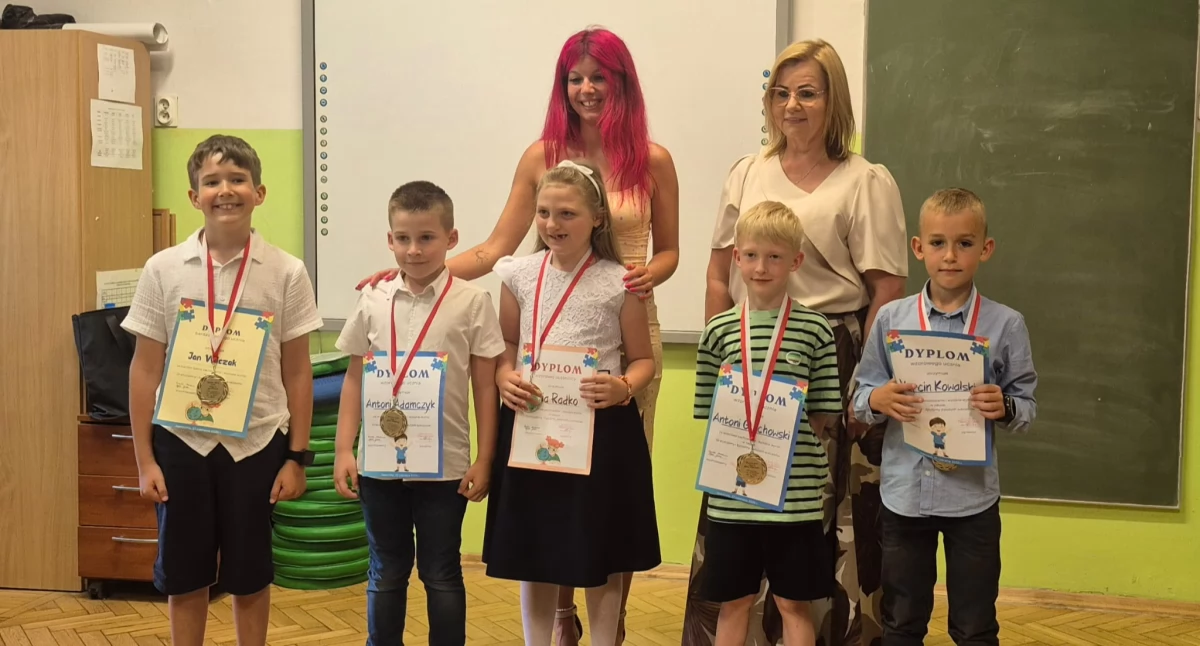 Edukacja, Pierwszy szkolny uroczyste zakończenie klasie pierwszej Szkole Podstawowej - zdjęcie, fotografia