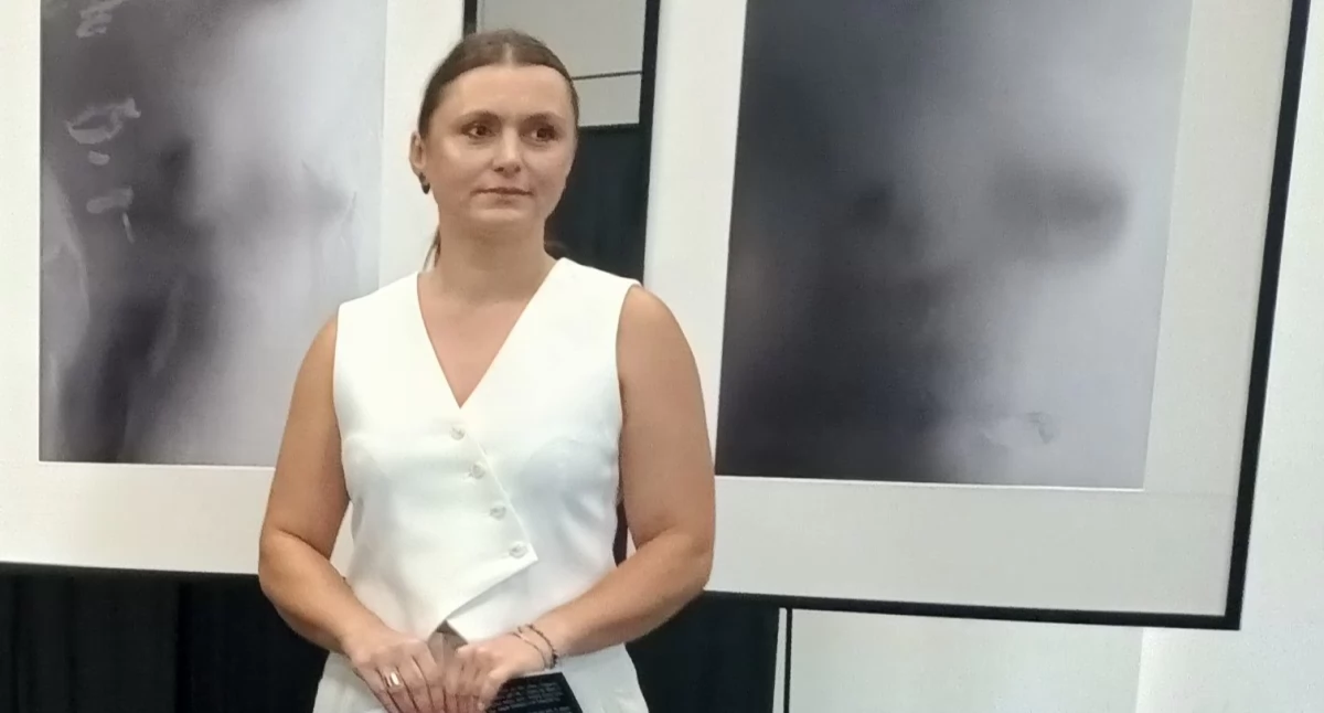 Kącik kulturalny, Wystawa Agnieszki Pstraś Gaudyn Galerii Podcienie Biało czarna kobiecość - zdjęcie, fotografia