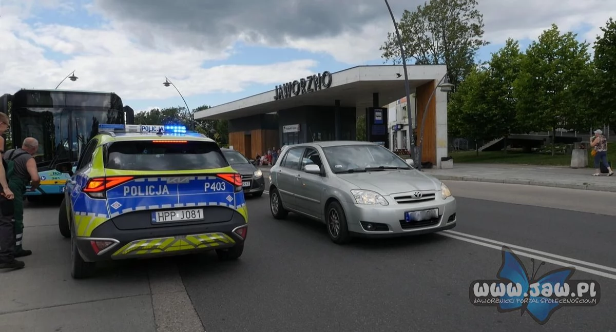 Drogi Jaworzno, Autobus jechał chodniku centrum Jaworzna wyjaśnia nietypowy manewr kierowcy - zdjęcie, fotografia