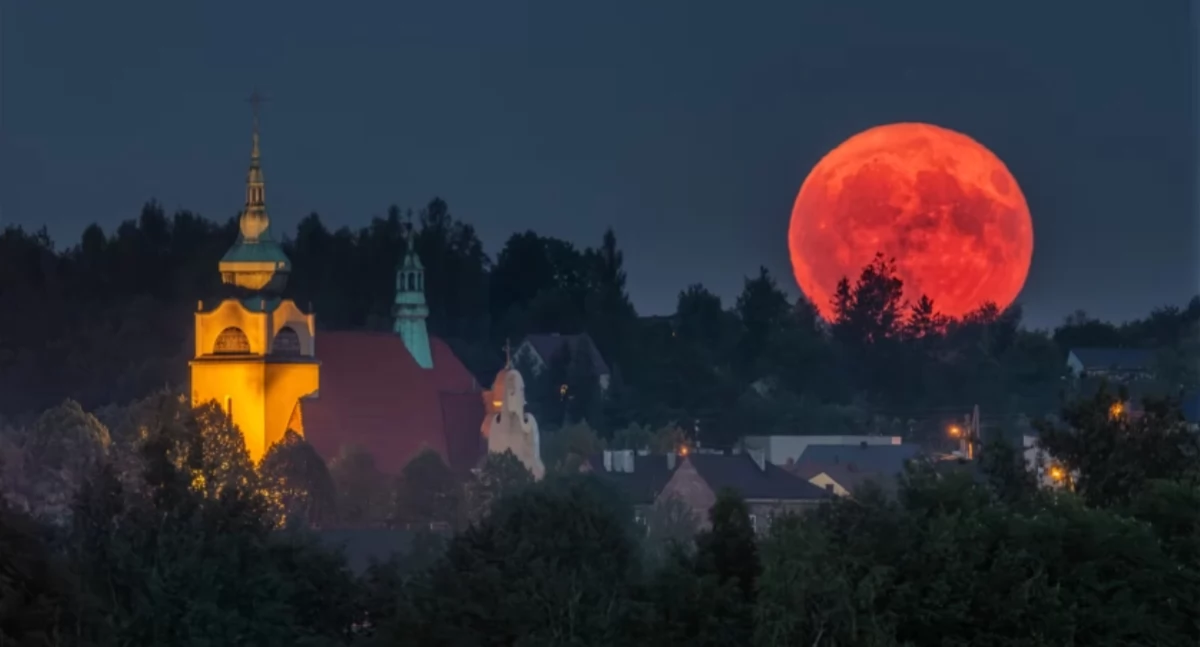 Życie miasta, Zbożowy Księżyc sierpniowa pełnia superksiężyc - zdjęcie, fotografia
