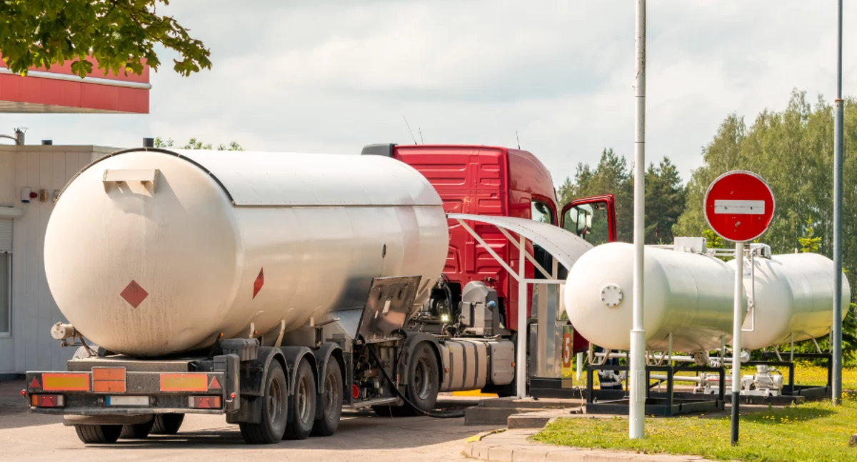 Informator / Materiały zewnętrzne , Zbiorniki dwupłaszczowe standard logistyce przemyśle obowiązki korzyści przedsiębiorców - zdjęcie, fotografia