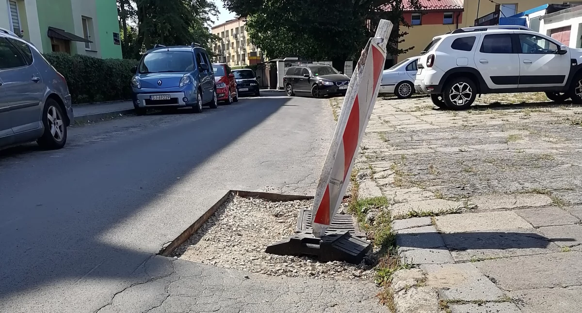 Interwencja, Wycieli dziurę asfalcie zostawili Kierowcy mają utrudniony przejazd - zdjęcie, fotografia
