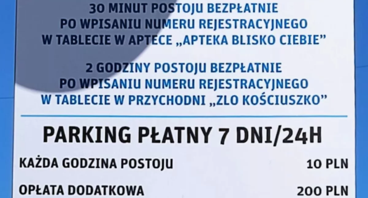 Życie miasta, Uwaga kierowcy pacjenci Płatny parking przychodni - zdjęcie, fotografia