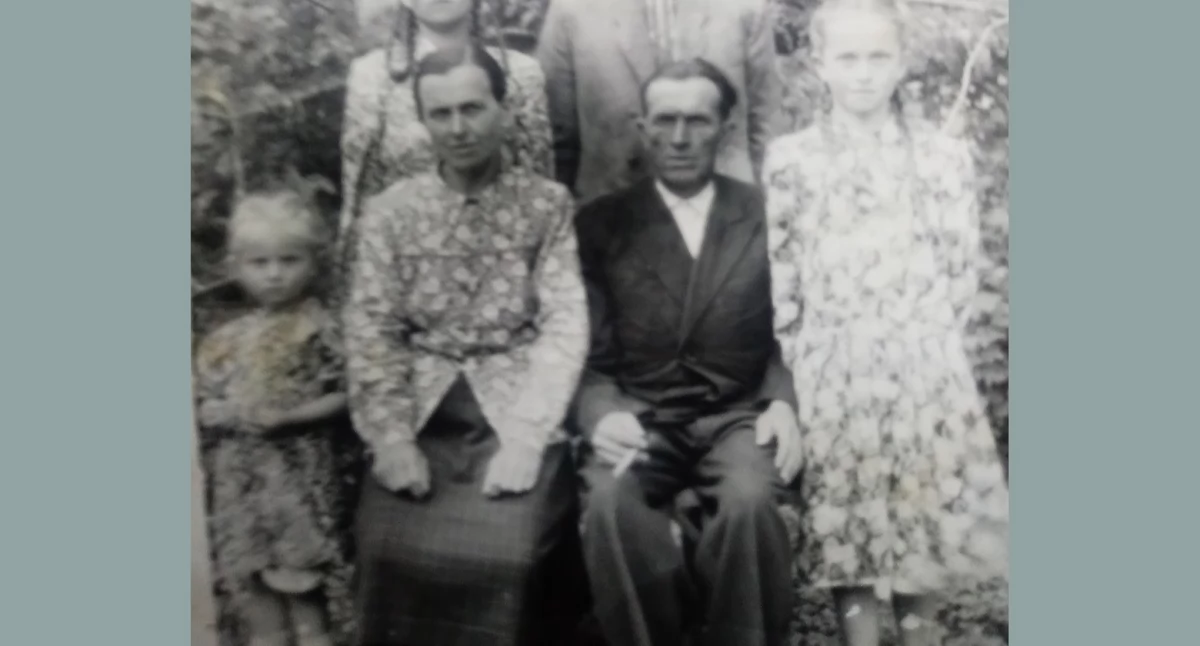 Mała Marysia (po lewej) wraz z rodzicami i rodzeństwem ok. 1930 roku (ze zbiorów autora)
