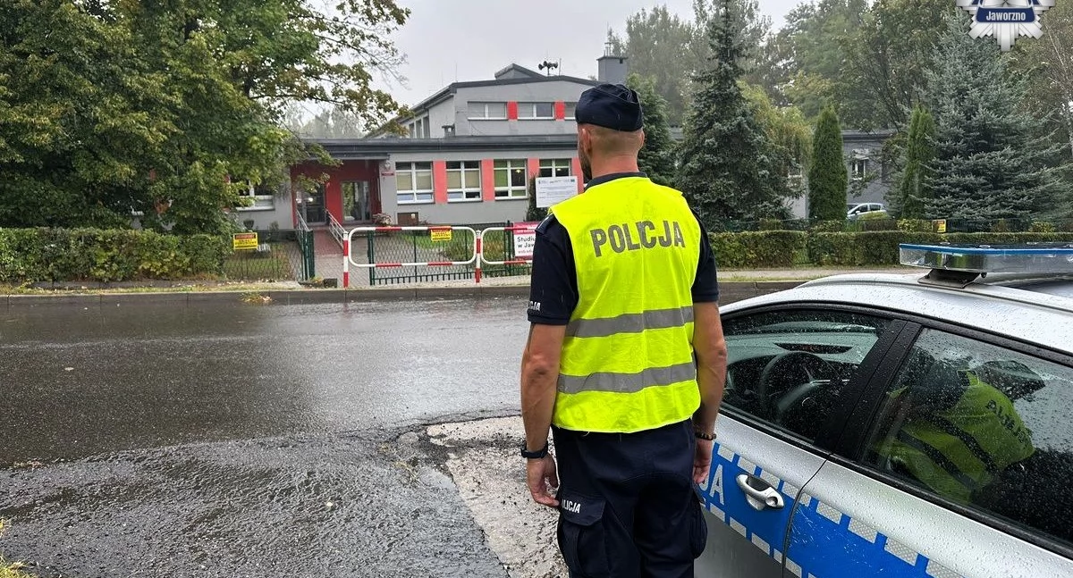 Życie miasta, Policjanci czuwają bezpieczeństwem uczniów ramach akcji „Bezpieczna droga szkoły” - zdjęcie, fotografia