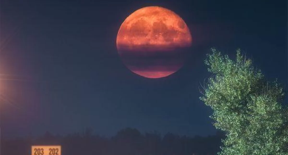 Życie miasta, Całkowite zaćmienie Księżyca Krwawy księżyc Polską weekend - zdjęcie, fotografia