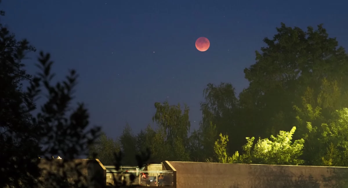 Życie miasta, Pełnia krwawego księżyca Jaworznie spektakularne ujęcia uchwycone obiektywie - zdjęcie, fotografia