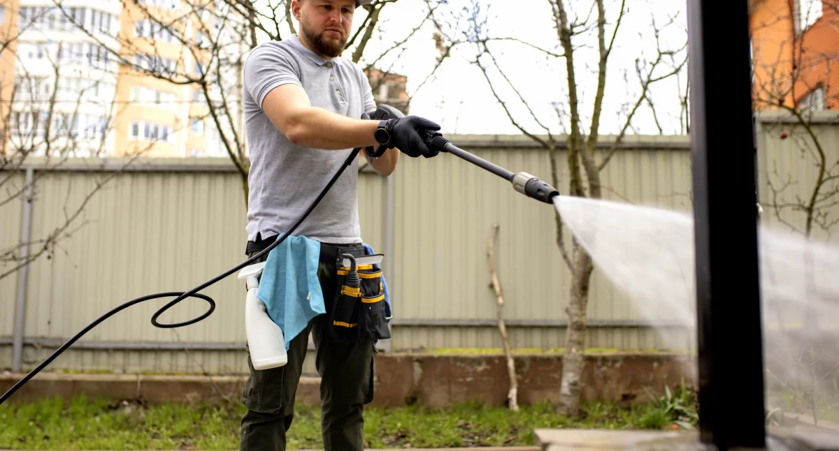 Informator / Materiały zewnętrzne , Myjka ciśnieniowa uniwersalne narzędzie sprzątania gdzie sprawdzi - zdjęcie, fotografia