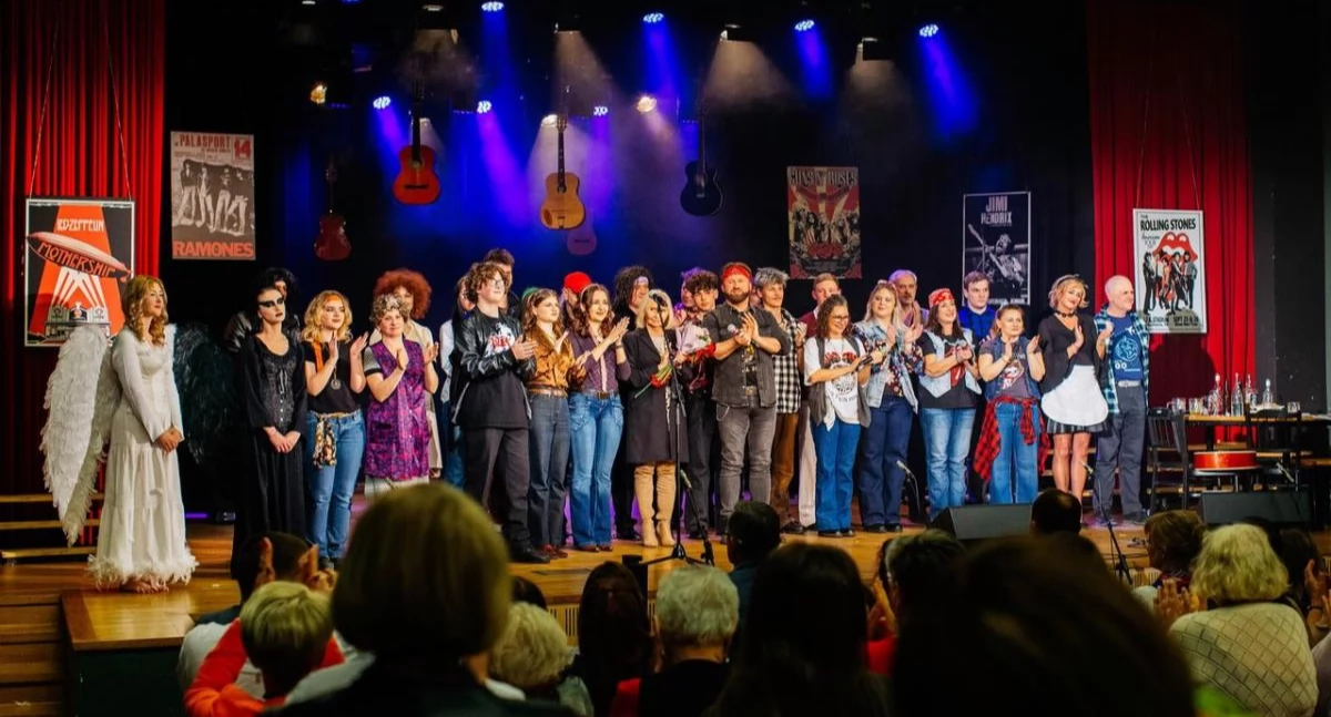 Na zdjęciu aktorzy Teatru Oddzielnego po premierze spektaklu 