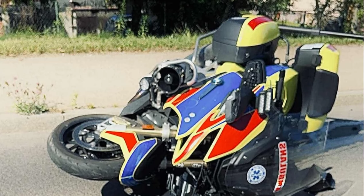 Życie miasta, Zderzenie udziałem motoambulansu - zdjęcie, fotografia