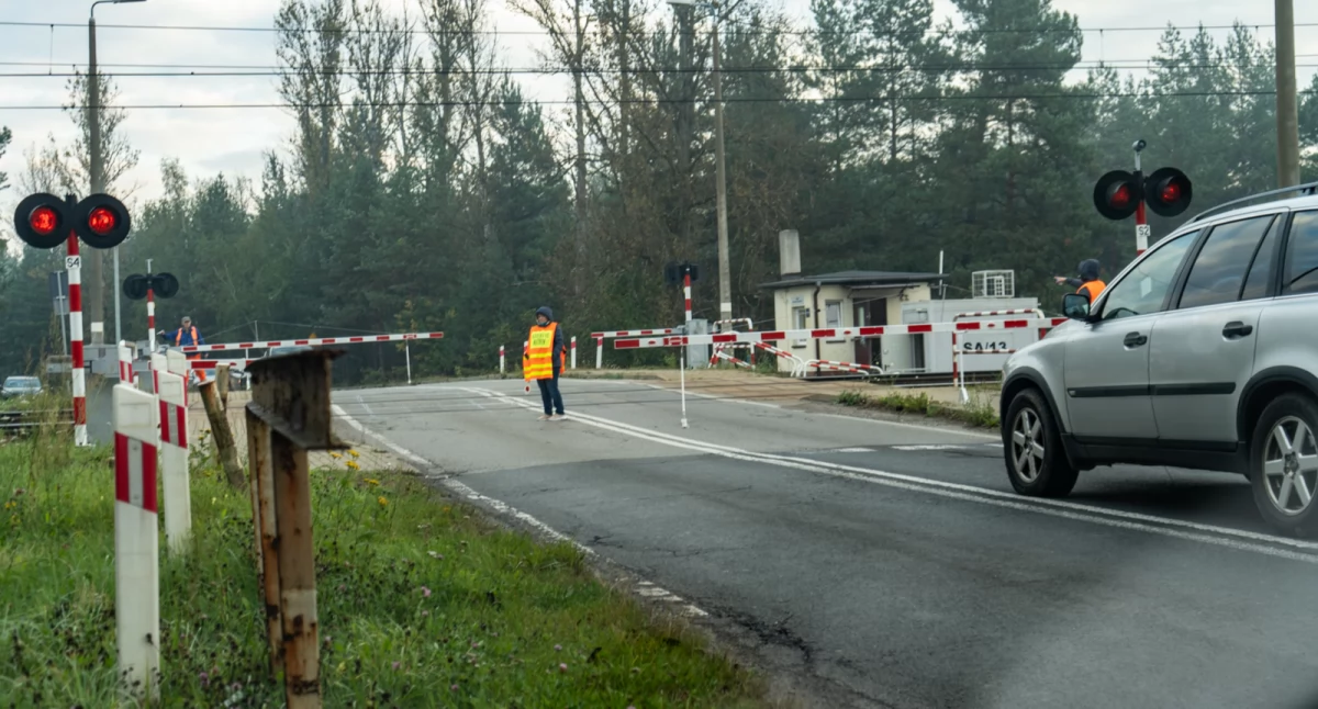 Uszkodzone bariery na przejeździe kolejowym 