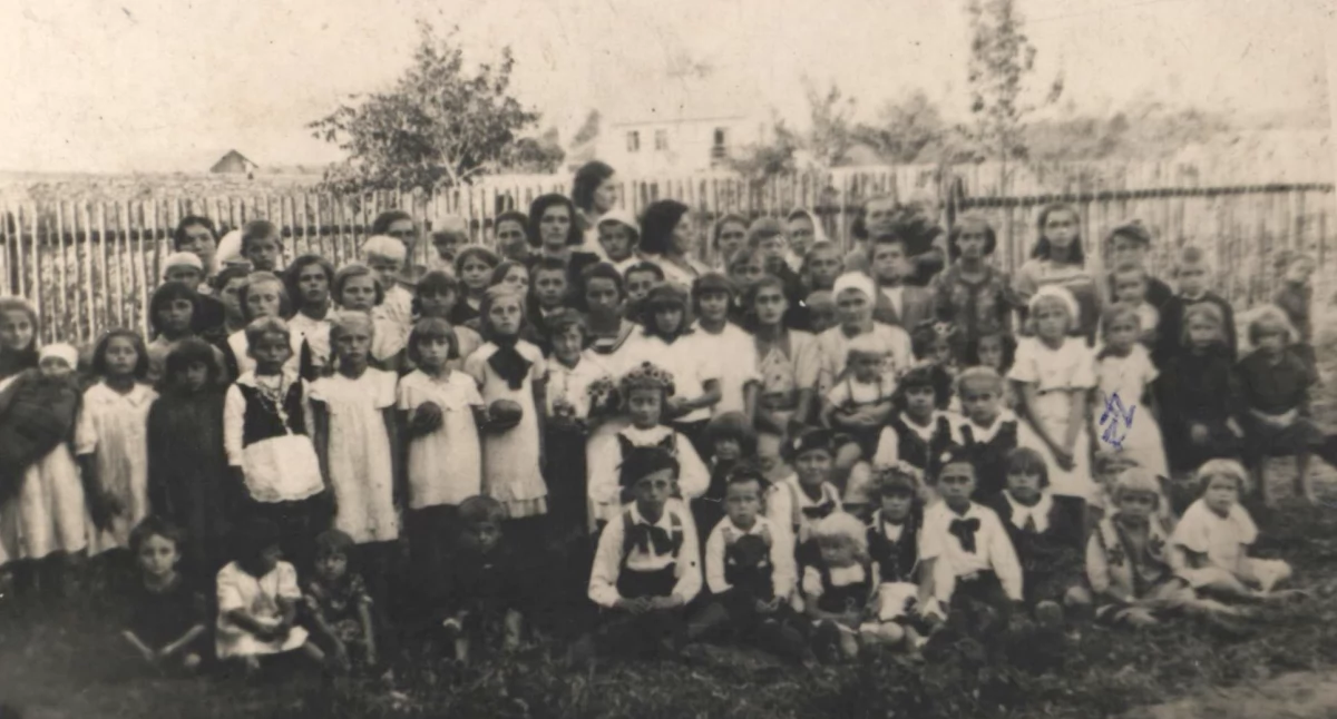 Długoszyńskie dzieci w obrębie Palianowszczyzny, lata 40. XX wieku (ze zbiorów prywatnych)