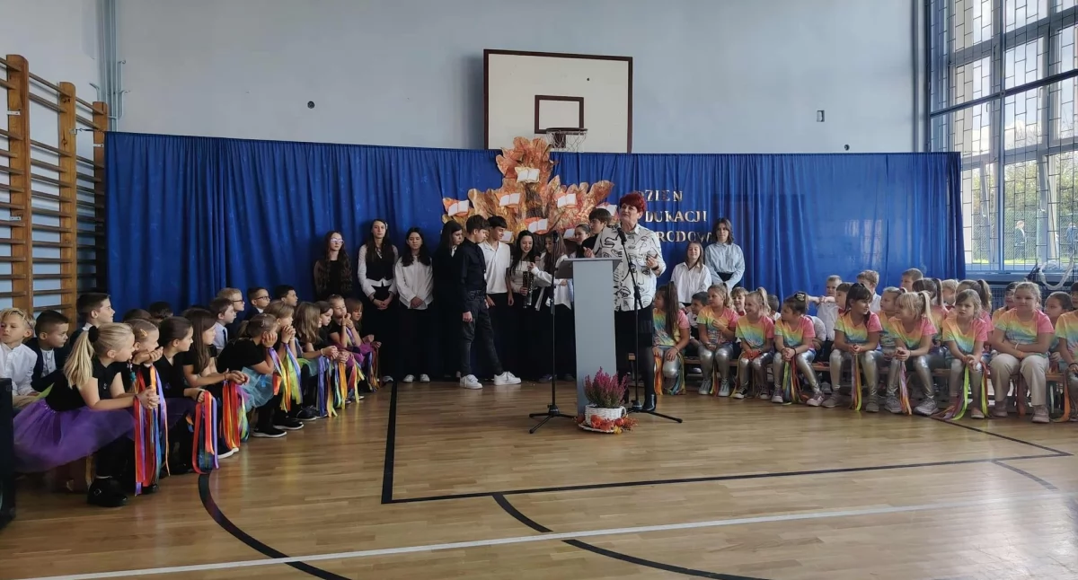Edukacja, Uczniowie wręczyli nauczycielom statuetki Tadeuszy - zdjęcie, fotografia