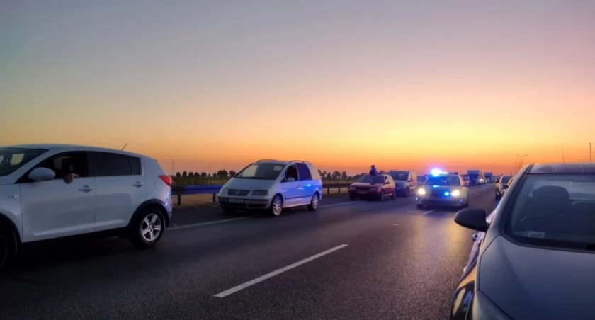Zdjęcie przedstawia utworzony przez kierowców korytarz życia na wrocławskim odcinku autostrady. Fot. Patrycja Koprzak