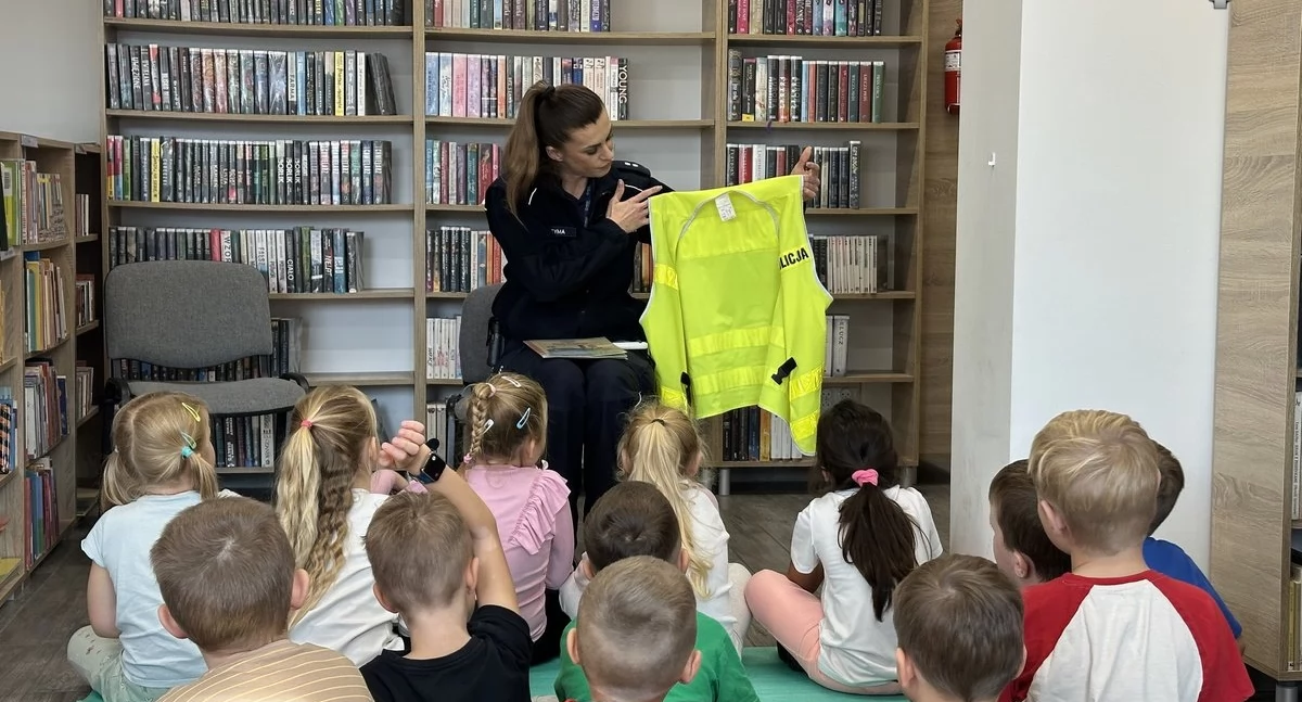 Życie miasta, Policjantki Jaworzna odwiedziły bibliotekę Borach lekcja bezpieczeństwa najmłodszych - zdjęcie, fotografia