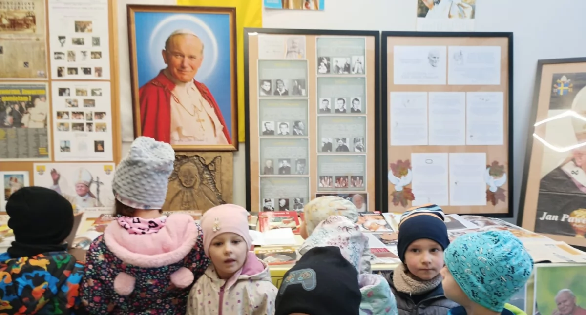 Życie miasta, Tylko piątku można zobaczyć wystawę poświęconą Papieżowi Polakowi Paweł Prorok nadziei Centrum Kulturalno Społecznym Mirosława Ciołczyka - zdjęcie, fotografia