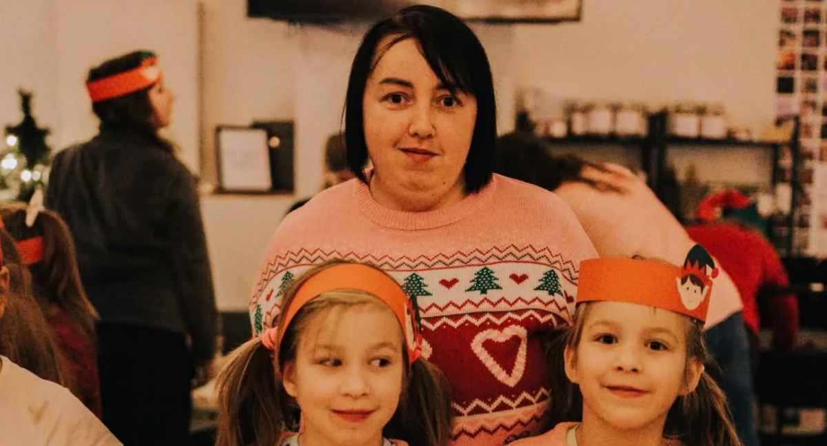 Ludzie, Samotna bliźniaczek autyzmem walczy spokojny swoich córek - zdjęcie, fotografia