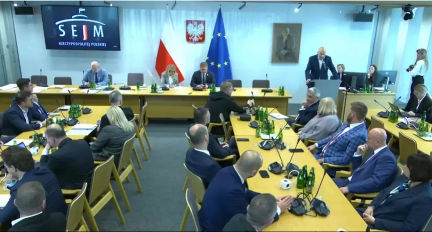 Wysłuchanie publiczne dotyczące zmian w kodeksie wyborczym. Projekt poselski dotyczy m.in. zniesienia dwukadencyjności wójtów, burmistrzów i prezydentów. Przepisy wprowadzono w 2018 roku.