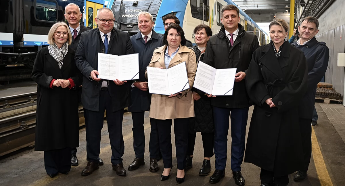Podpisano pierwszą w Polsce regionalną umowę ułatwiającą transformację między publicznymi spółkami z różnych sektorów gospodarki. Fot. Koleje Śląskie