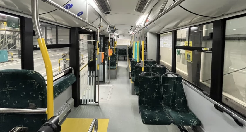 Wnętrze jaworznickiego autobusu miejskiego.