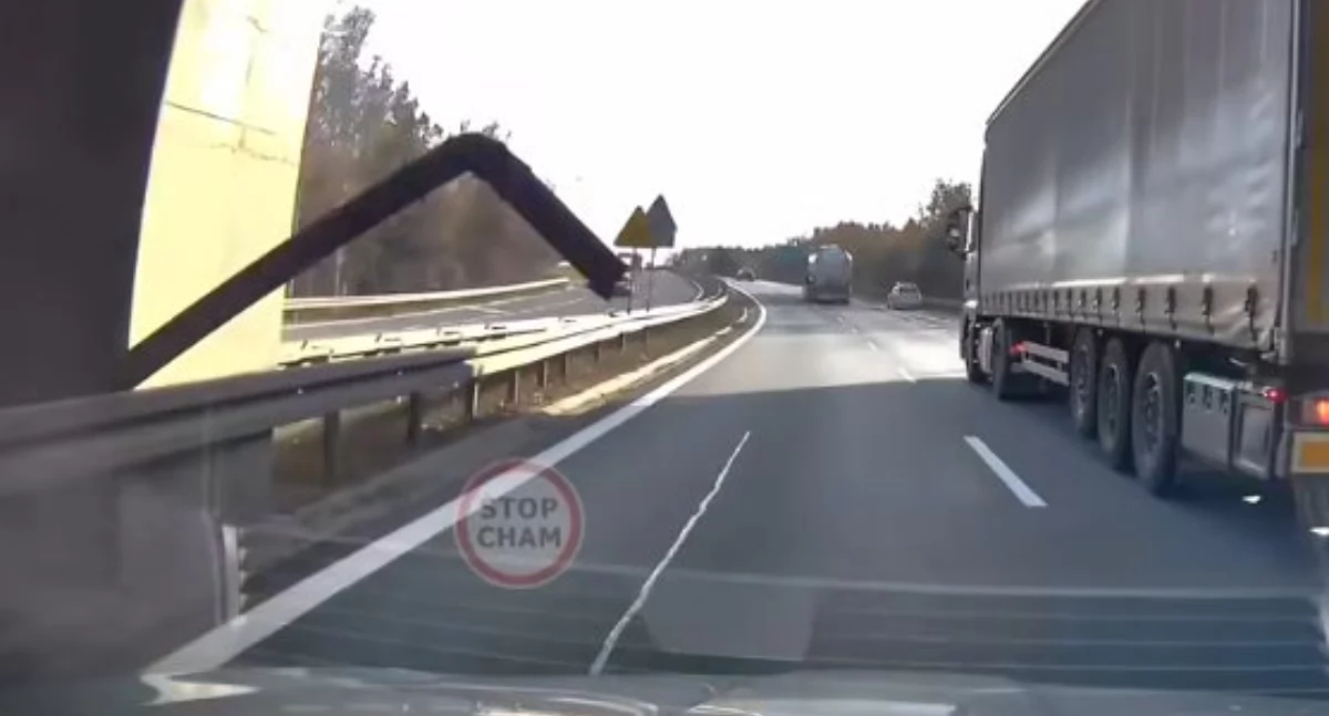 Metalowa rynna wystaje na S1. Fot. Facebook Stop Cham