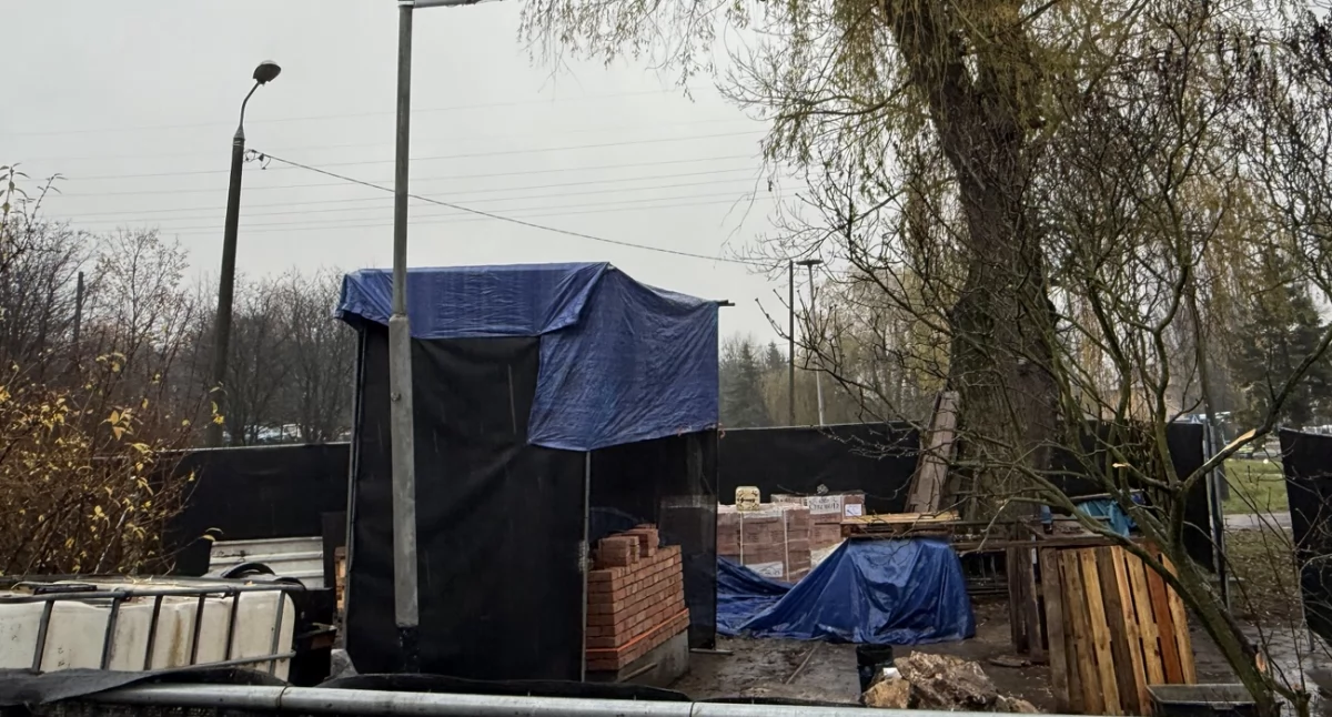 Życie miasta, Budują kapliczkę gietrzwałdzką rozpoczęło układanie cegły - zdjęcie, fotografia