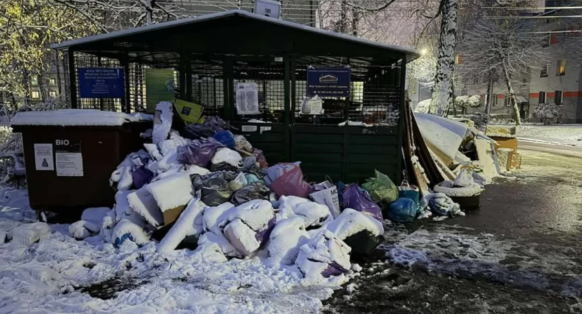 Interwencja, Góry śmieci Osiedlu Stałym Leżały zasypał śnieg - zdjęcie, fotografia