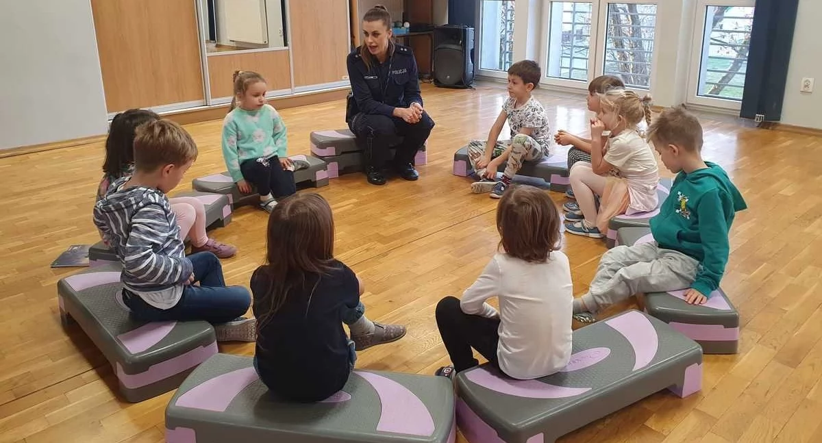 Komunikaty Policja, reagować drodze sytuacji zagrożenia Lekcja bezpieczeństwa najmłodszych - zdjęcie, fotografia