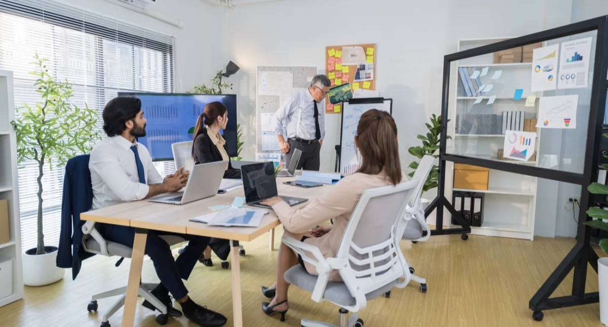 Informator / Materiały zewnętrzne , Lista obecności pracowników sieciach franczyzowych usprawnić kontrolę czasu pracy - zdjęcie, fotografia