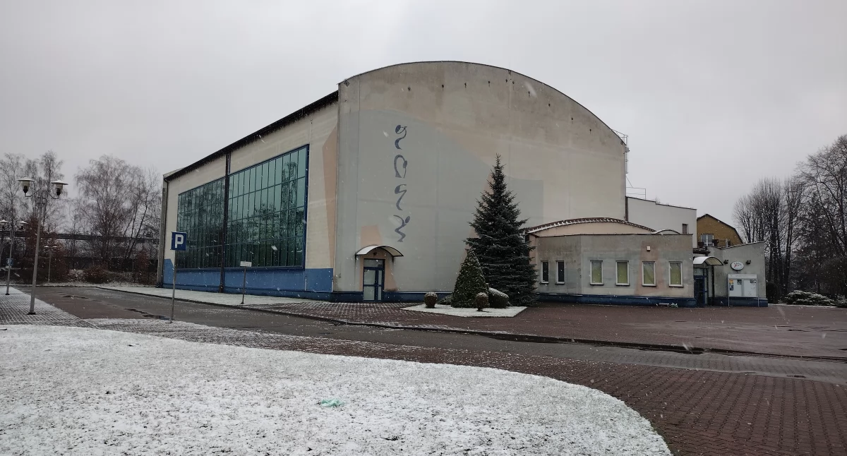 Hala sportowa MCKiS na Osiedlu Stałym w Jaworznie jest nadal zamknięta. Trzeba wzmocnić jej ściany oraz dach. Fot. Patrycja Koprzak