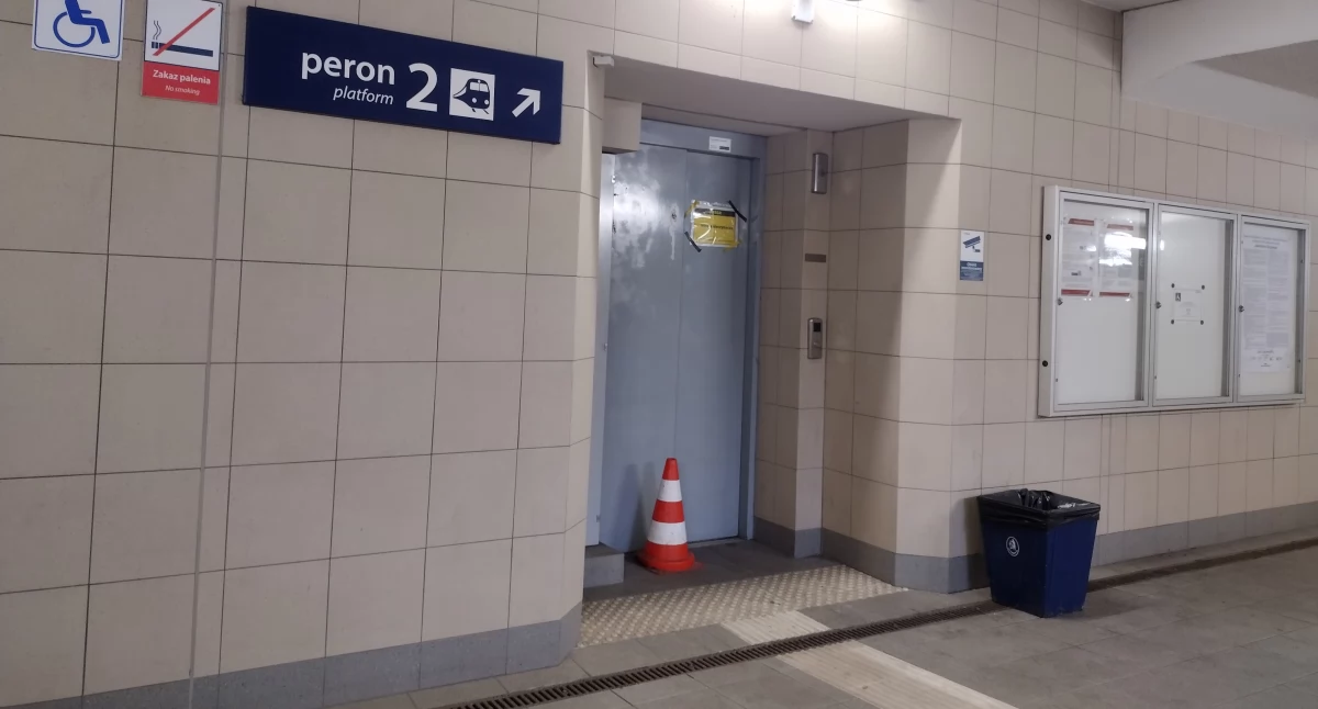 Niedziałająca winda na dworcu PKP Jaworzno Szczakowa.