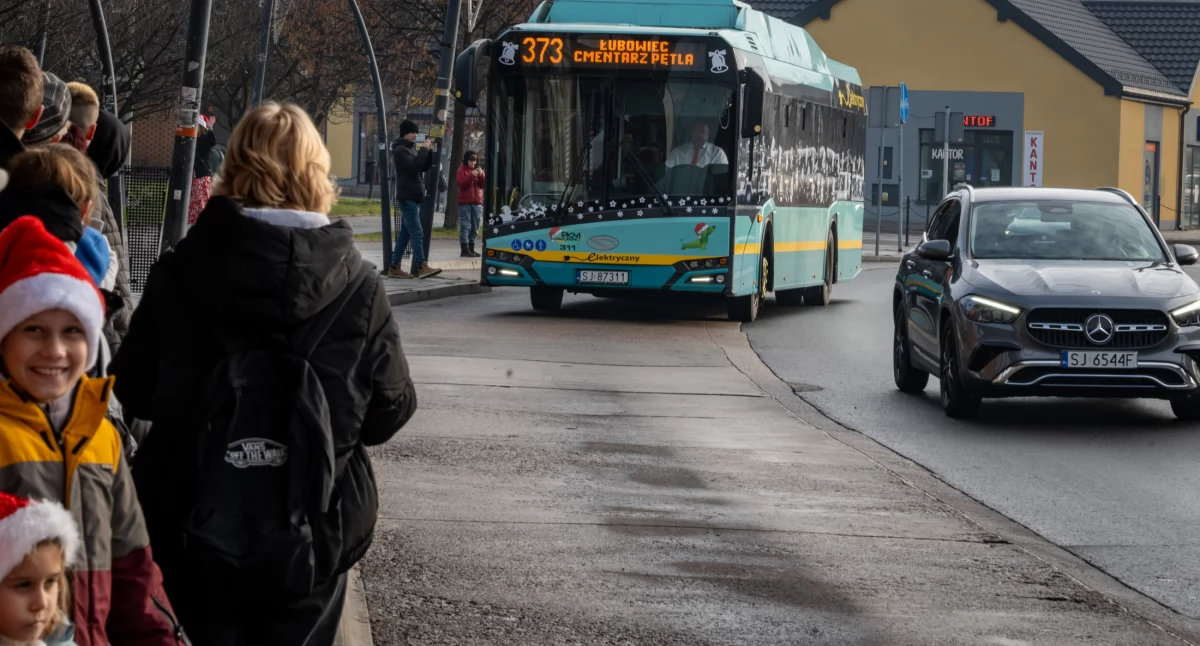 Autobus Świętego Mikołaja robi furorę. 