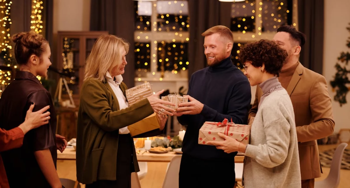 Informator / Materiały zewnętrzne , Pomysły prezenty świąteczne rodziny wybierz klasykę elegancję - zdjęcie, fotografia