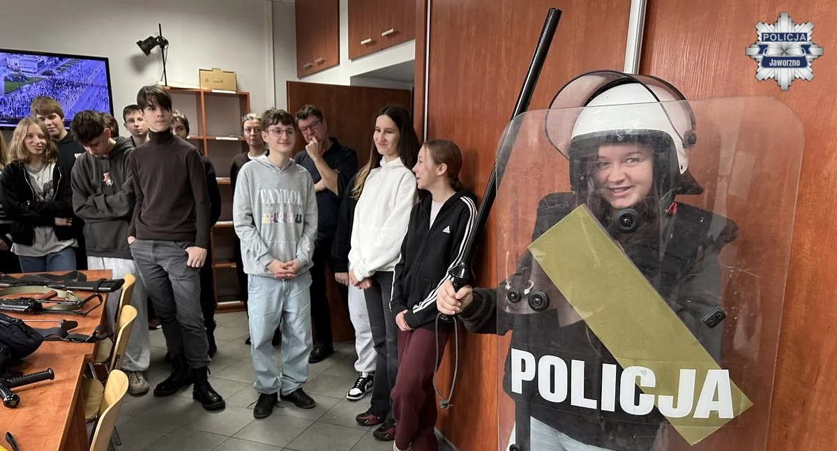 Jaworznicka młodzież wizytowała na komendzie w Jaworznie. FOT. KMP Jaworzno