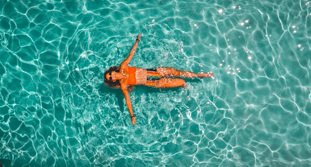 Informator / Materiały zewnętrzne , Jakie zadaszenie basenu wybrać żeby wydłużyć sezon ułatwić utrzymanie czystości - zdjęcie, fotografia