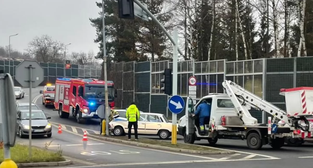 Wypadki drogowe, Uderzył latarnie Droga zablokowana - zdjęcie, fotografia