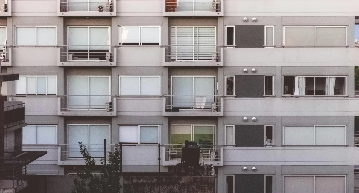 Informator / Materiały zewnętrzne , Ochrona przed słońcem wiatrem praktyczne sposoby letni balkon - zdjęcie, fotografia