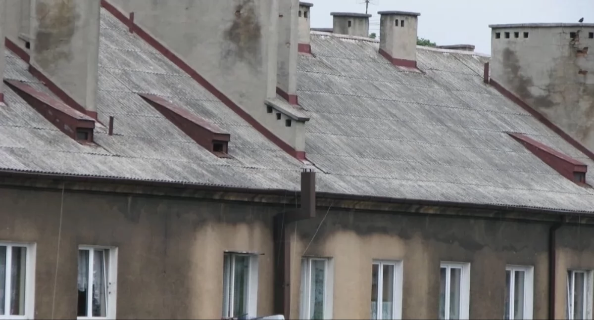 Życie miasta, Miliony azbestu wciąż dachach Rząd zaostrzyć przepisy - zdjęcie, fotografia