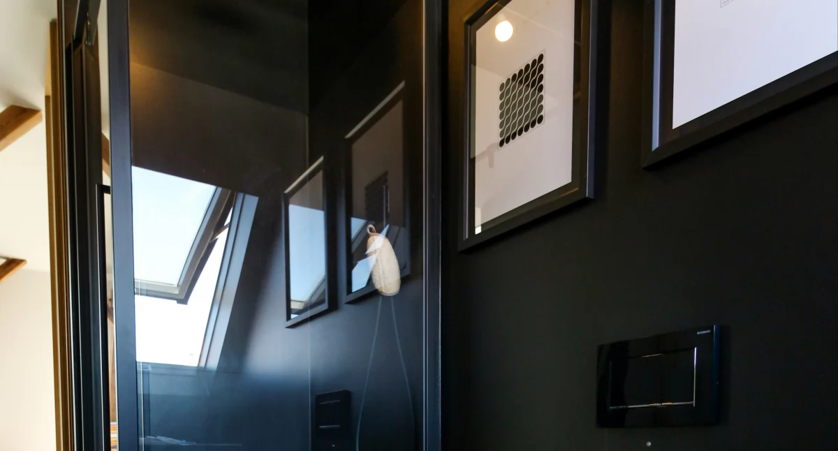 Informator / Materiały zewnętrzne , Czarne kontra biała ceramika które rozwiązanie bardziej praktyczne - zdjęcie, fotografia