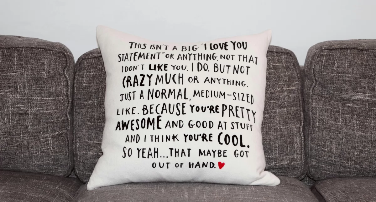 Informator / Materiały zewnętrzne , Personalizowane poduszki przyjaciółki które robią największe wrażenie - zdjęcie, fotografia