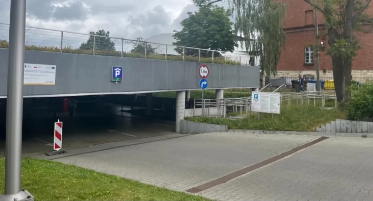 Życie miasta, Ładowarki samochodów elektrycznych wyłączone Powodem konflikty pomiędzy kierowcami - zdjęcie, fotografia