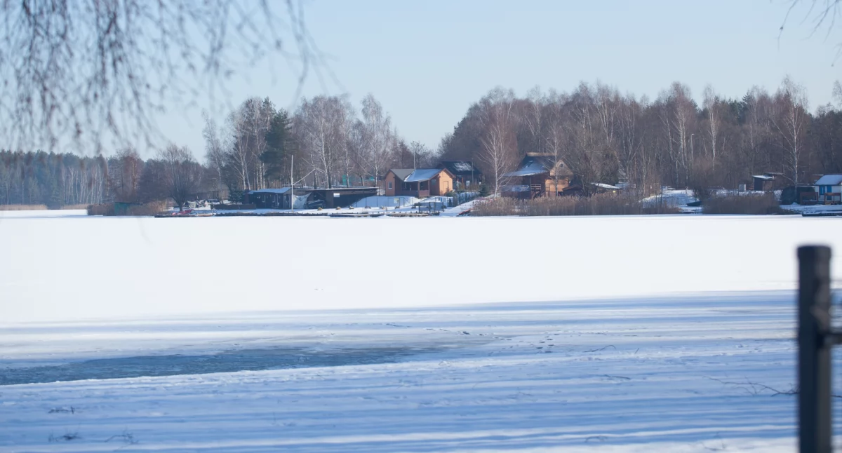 Zalew Sosina w Jaworznie. W oddali linia brzegowa, przy której znajdują się budynki. To miejsce funkcjonowania m.in. szkółek żeglarskich. Fot. Patrycja Koprzak