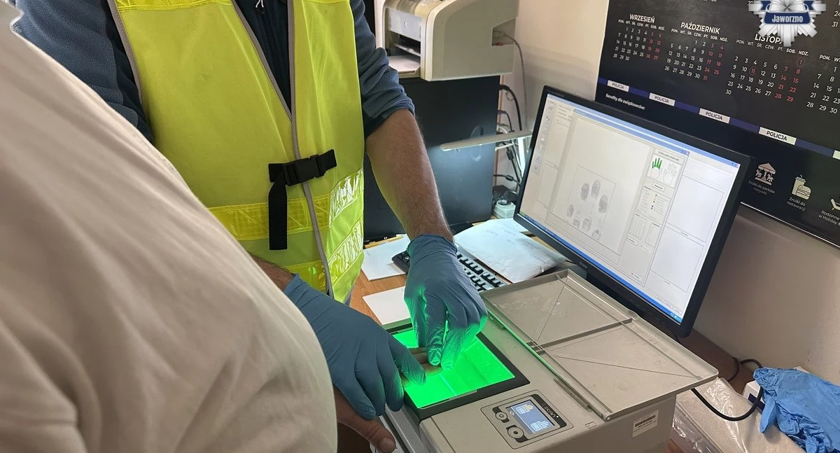 Na zdjęciu technik kryminalistyki pobiera odciski palców. Fot. KMP Jaworzno