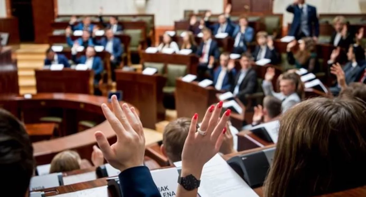 Polityka, jakość młodzieżowego sejmiku - zdjęcie, fotografia
